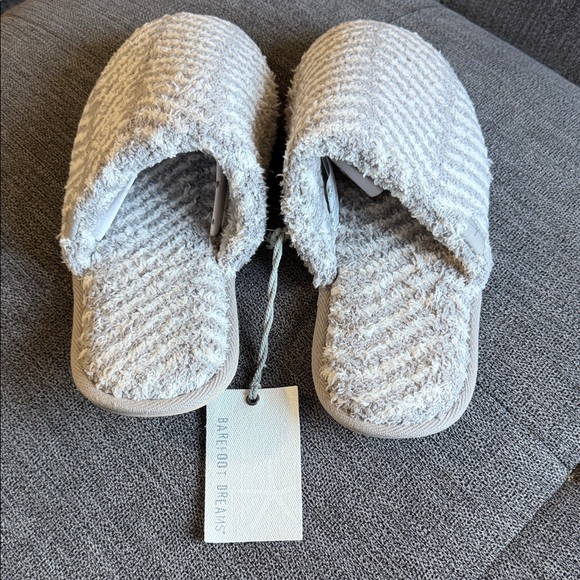 Barefoot Dreams Chevron Pattern Slippers - Cream and Gray - Picture 3 of 5